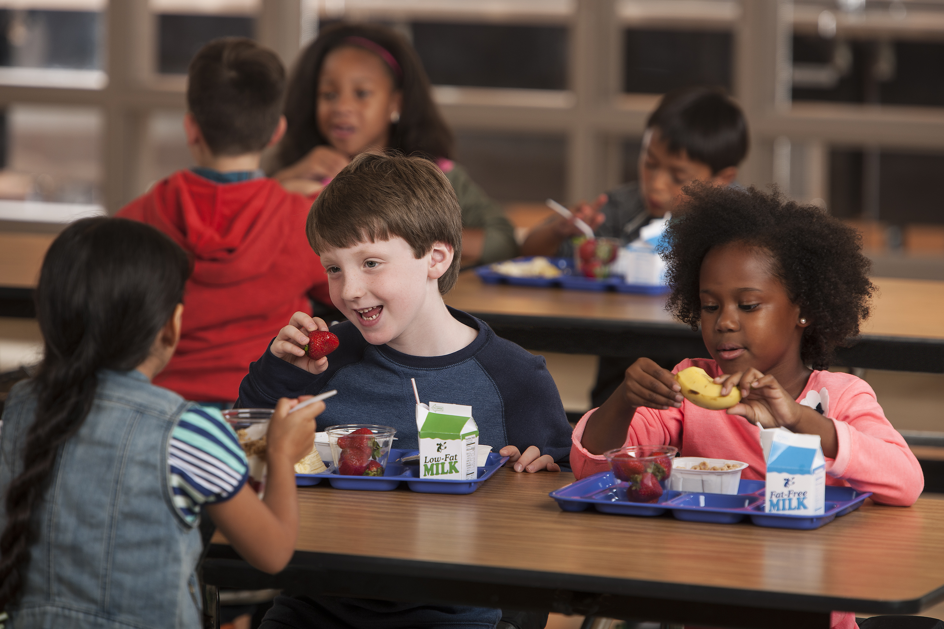 children eating breakfast at school